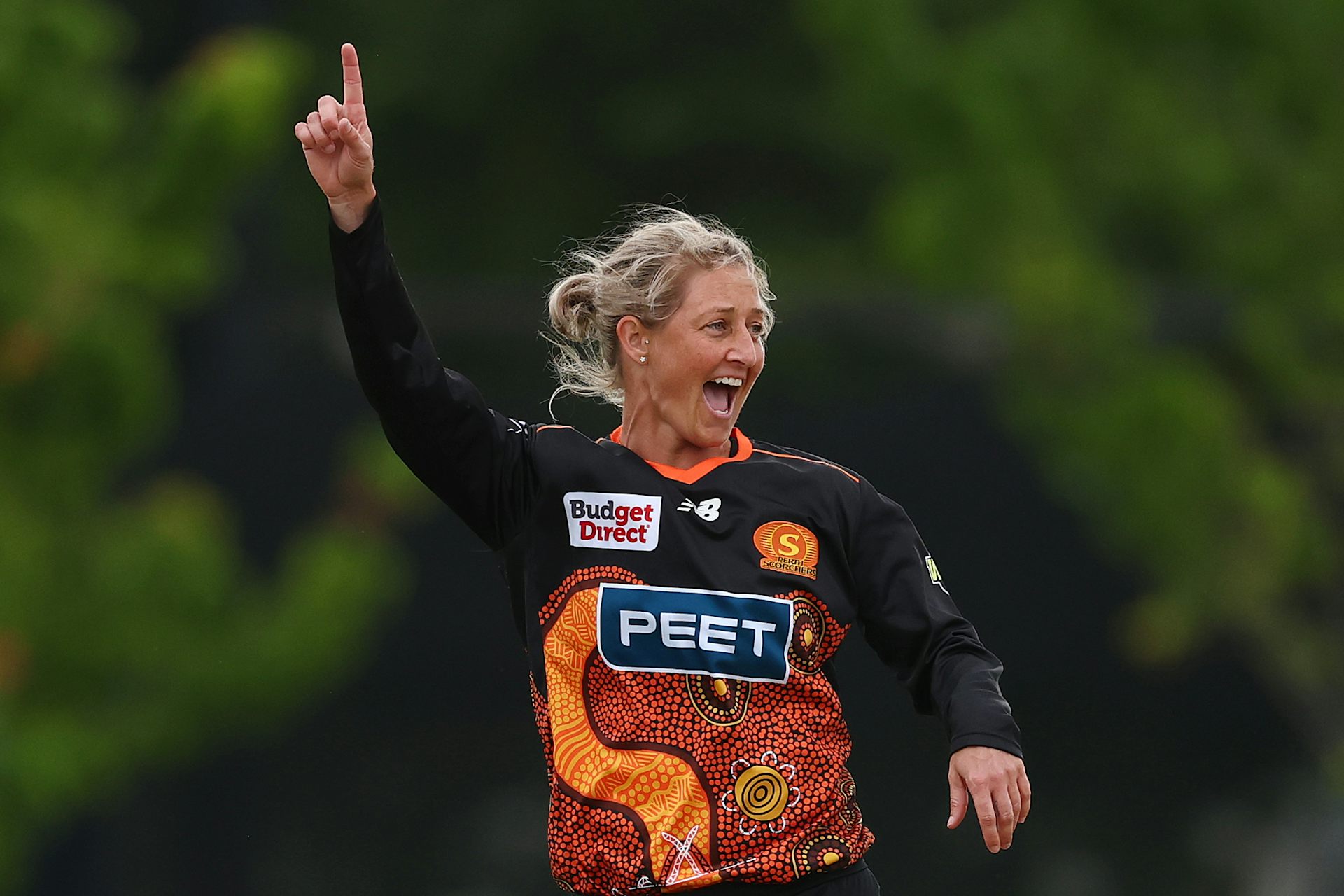 Sophie Devine’s record cricket contract can’t disguise a stubborn pay gap in NZ women’s sport