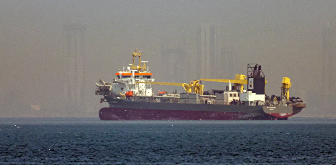 नौसैनिक युद्ध का कानून होर्मुज जलडमरूमध्य पर कैसे लागू होता है