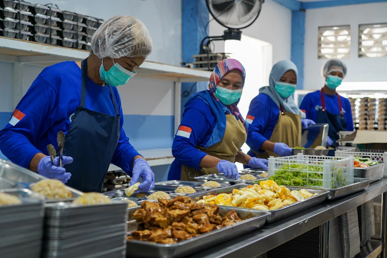 Sekitar 11 ribu dapur MBG tidak tersertifikasi mengabaikan standar keamanan pangan. Keracunan massal pun tembus 20 ribu kasus hingga awal 2026.