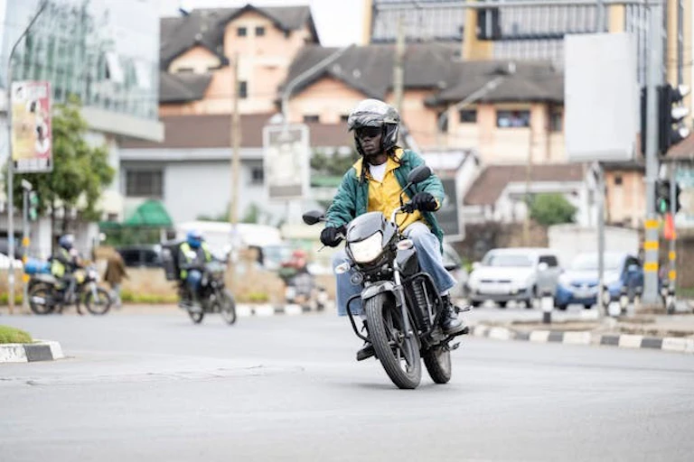 Un homme à moto dans une rue de la ville