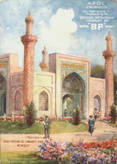 Postal que muestra un edificio de estilo iraní con minaretes rodeados por un jardín.