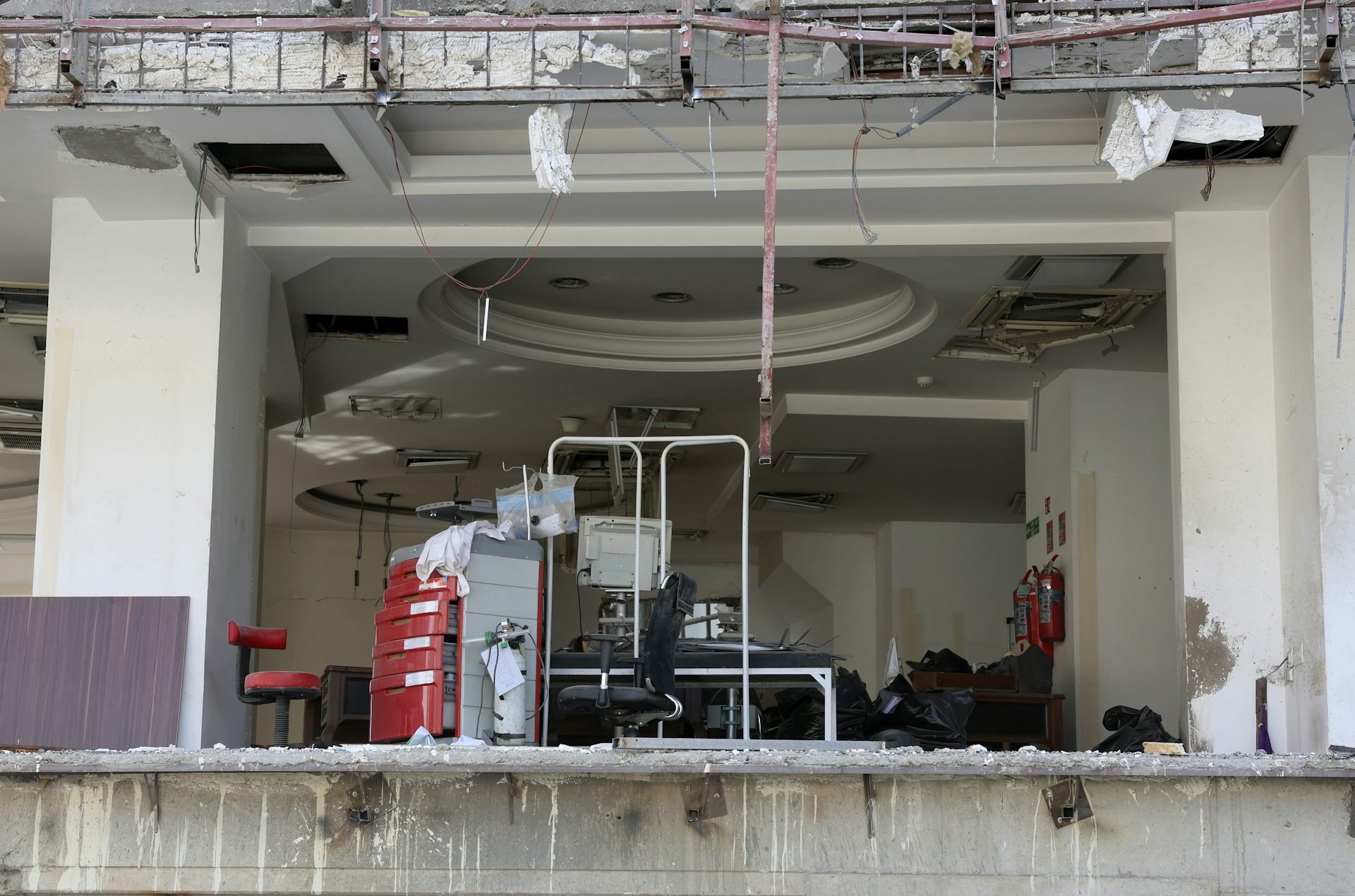 Sala de hospital bombardeada y sin paredes.