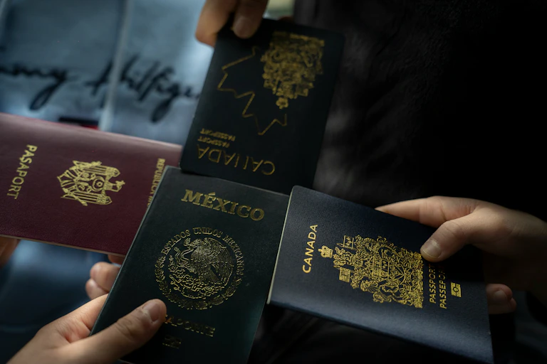 Gros plan sur quatre mains tenant chacune un passeport