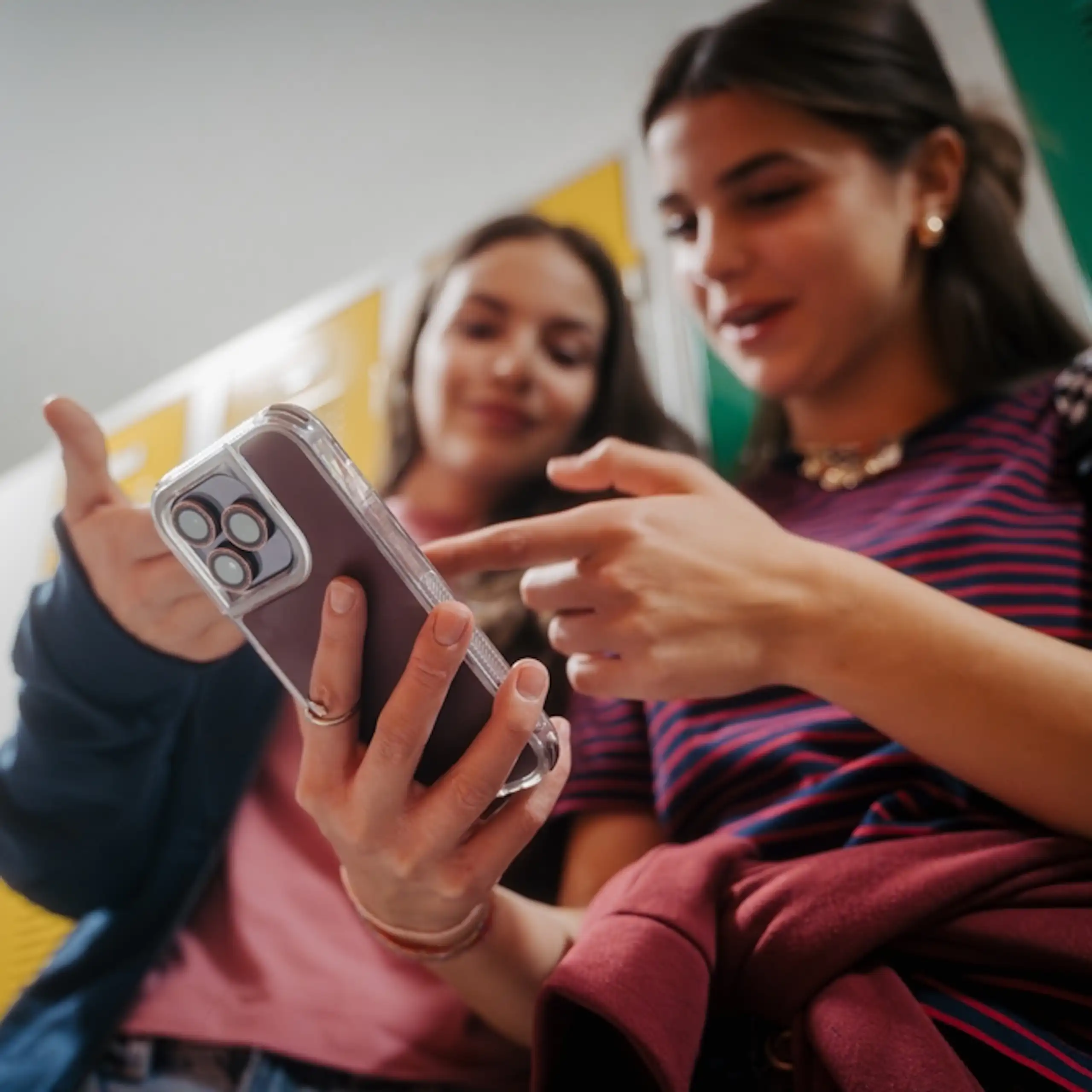 Deux adolescentes consultant leurs smarphones.