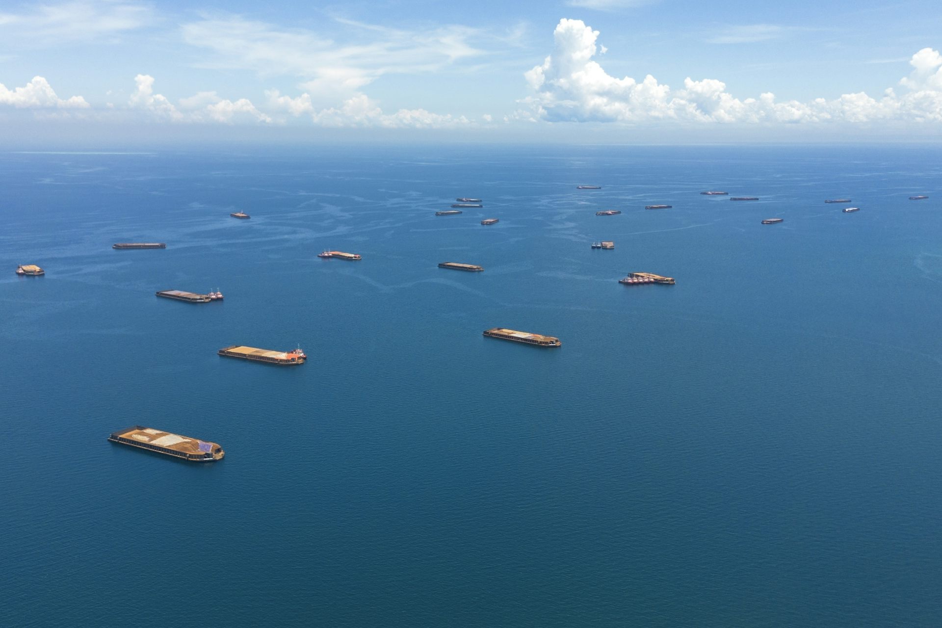 Des barges chargées de minerai de nickel