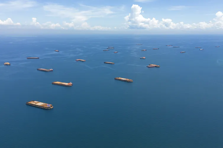 Des barges chargées de minerai de nickel