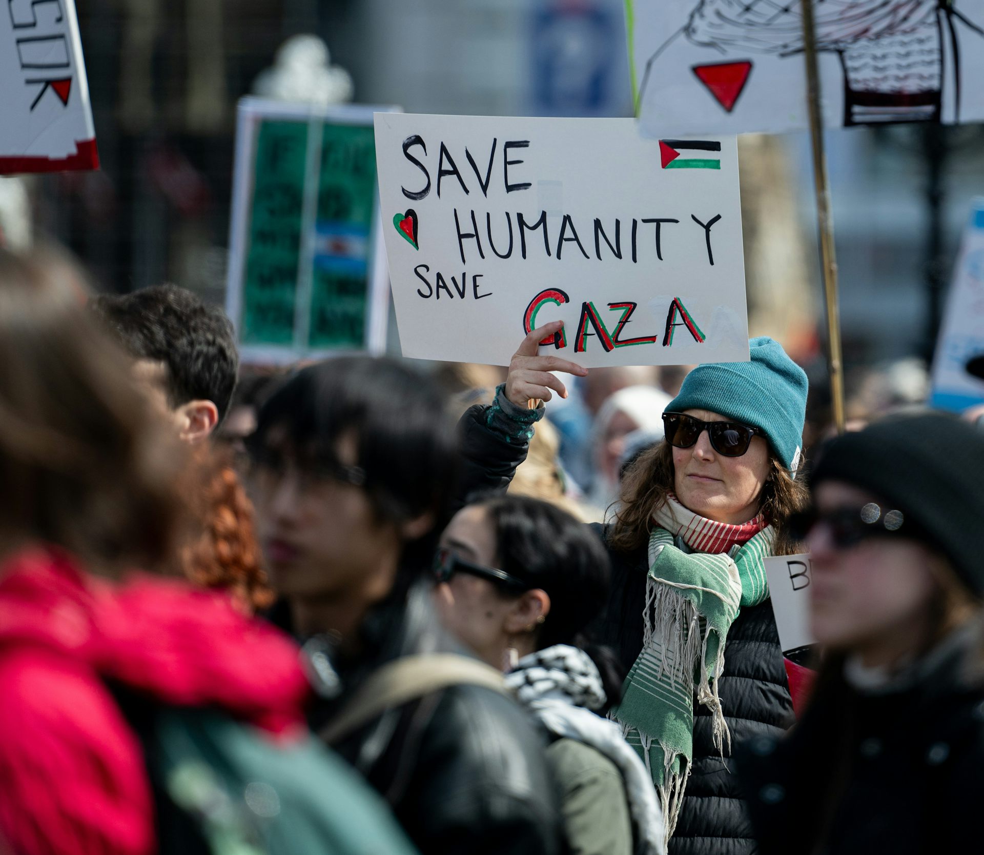 Una persona en la manifestación tiene un cartel que dice 