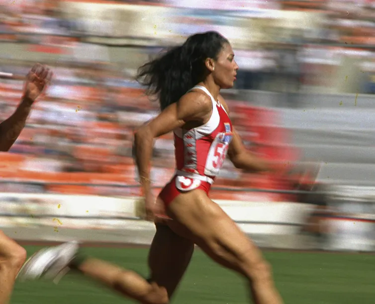 Foto borrosa de una mujer corriendo