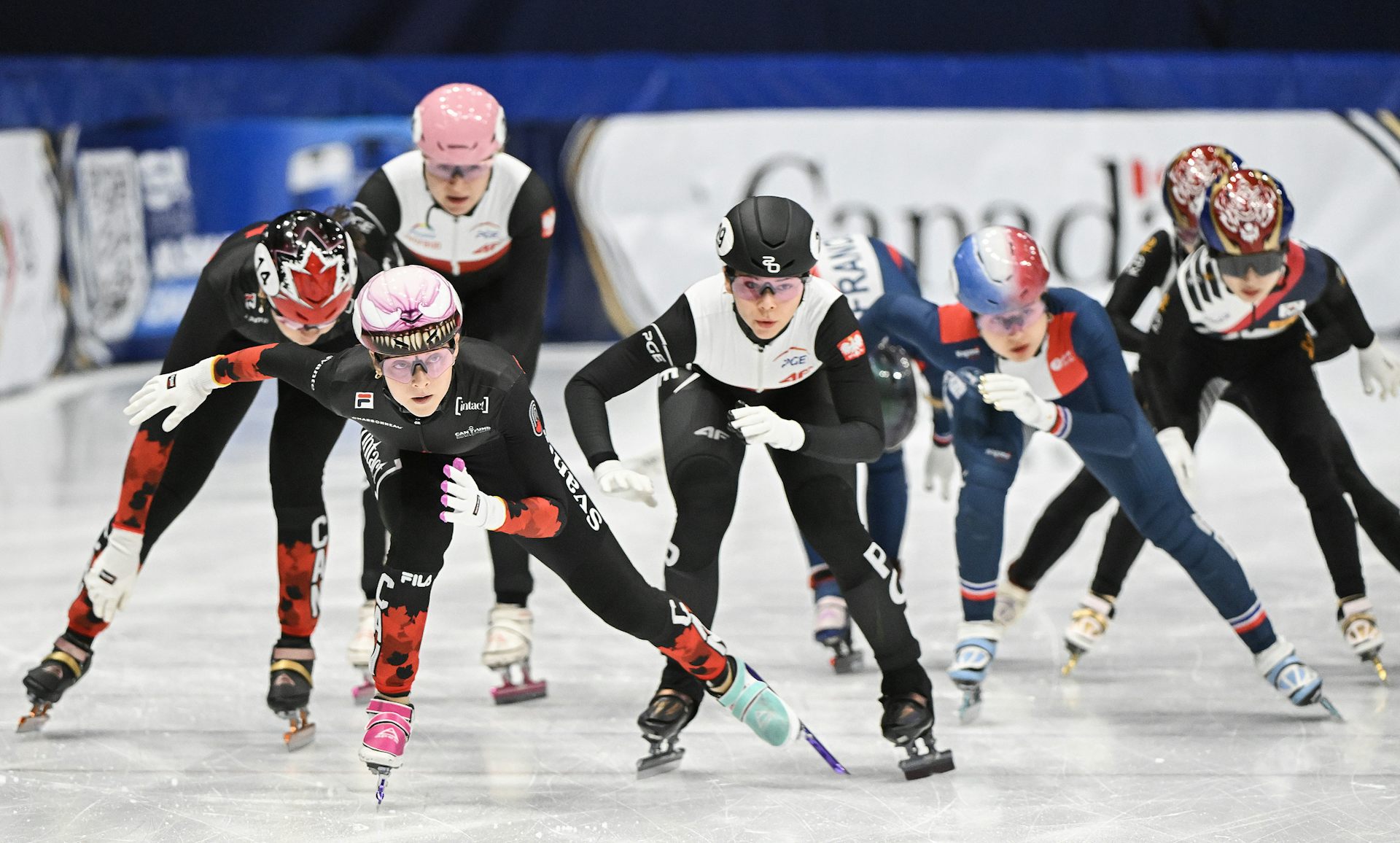 Numerosos patinadores participan en la carrera.
