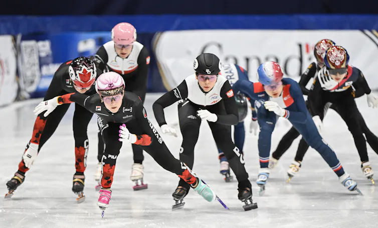 Numerosos patinadores participan en la carrera.