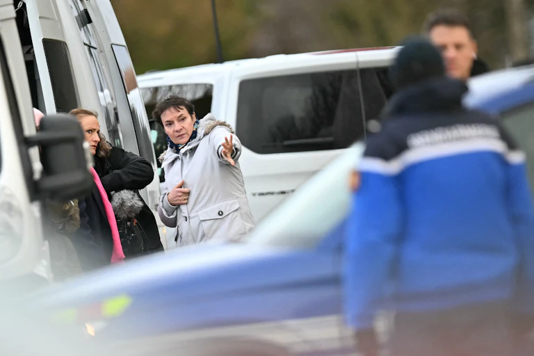 Le 12 février 2026, la juge Sabine Kheris (à droite) et la procureure adjointe de la cellule des cold case, Marie-Céline Lawrysz (à gauche) échangent lors d’une reconstitution du meurtre de Lydie Logé en 1993. L’affaire a été rouverte en 2018 après la découverte d'une trace ADN dans la camionnette de Michel Fourniret.