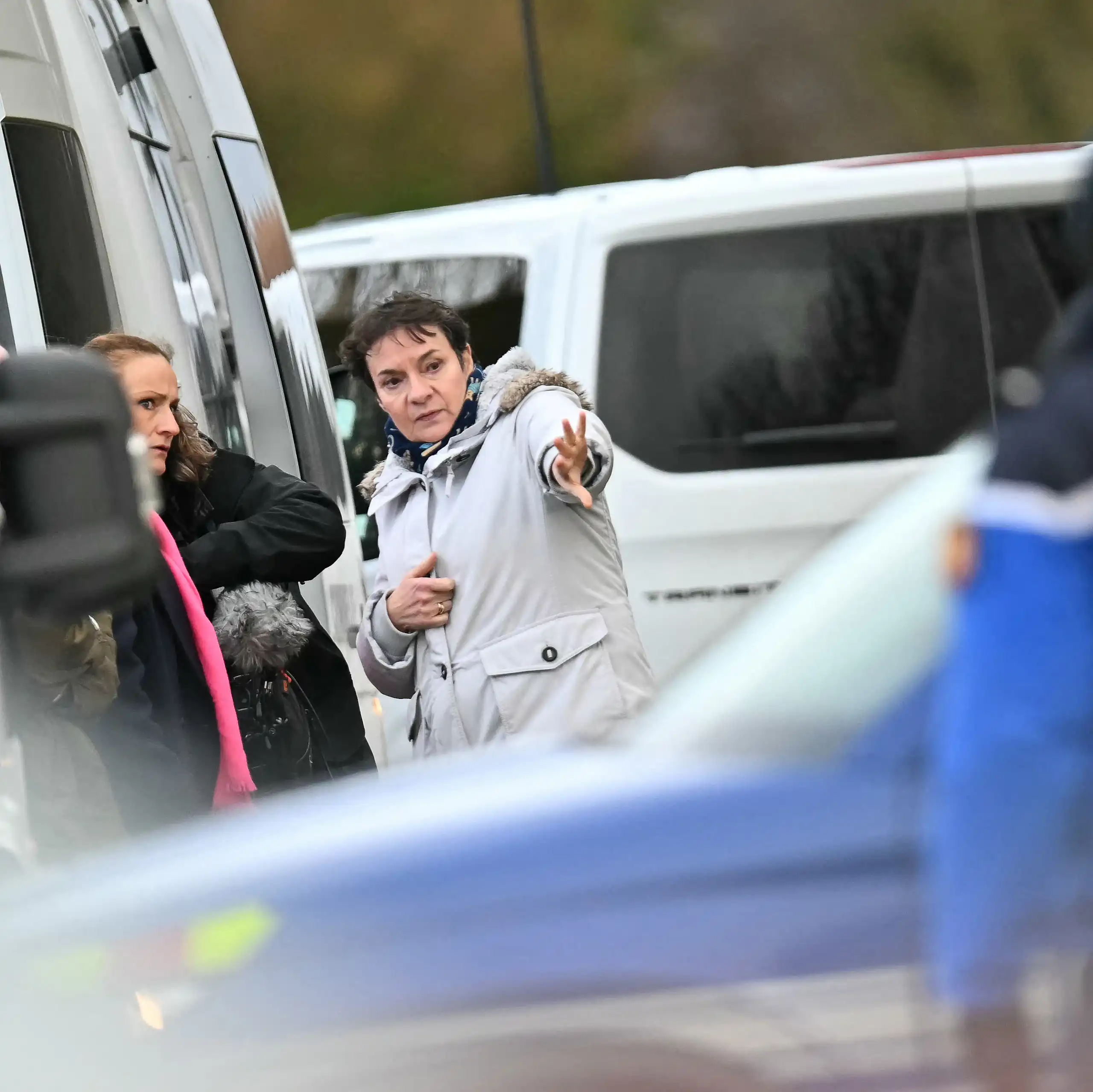 Le 12 février 2026, la juge Sabine Kheris (à droite) et la procureure adjointe de la cellule des cold case, Marie-Céline Lawrysz (à gauche) échangent lors d’une reconstitution du meurtre de Lydie Logé en 1993. L’affaire a été rouverte en 2018 après la découverte d'une trace ADN dans la camionnette de Michel Fourniret.