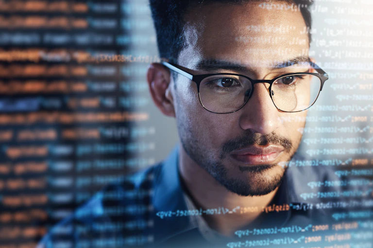 Un homme devant du code.