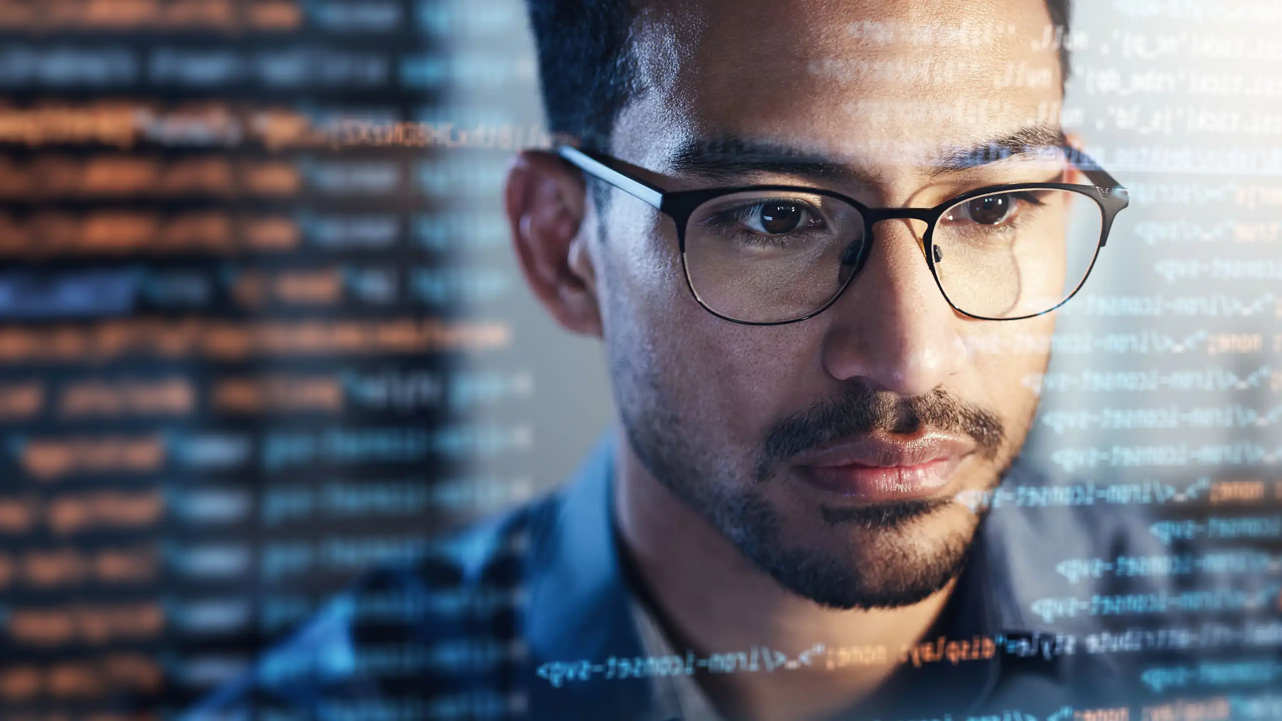 Un homme devant du code.