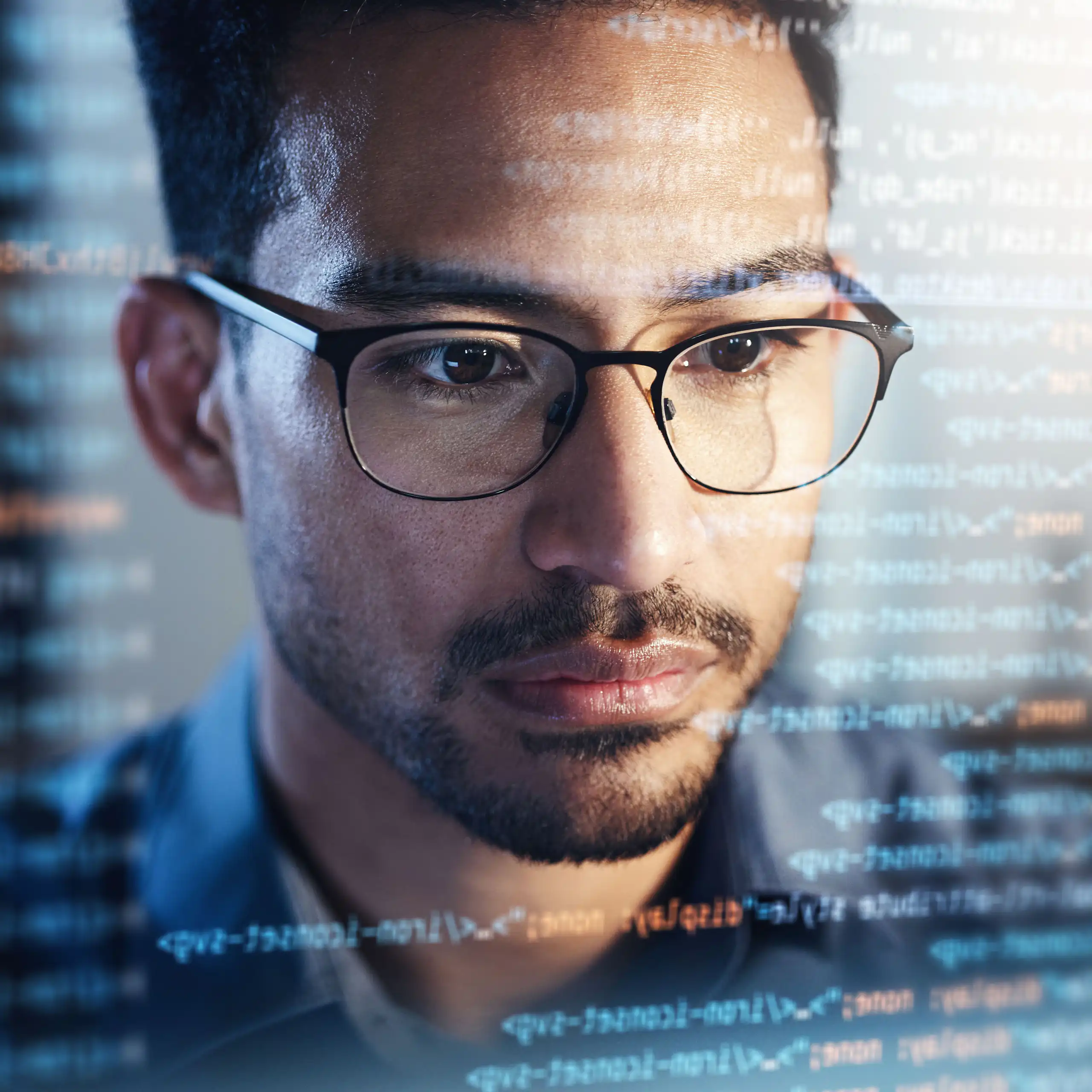 Un homme devant du code.