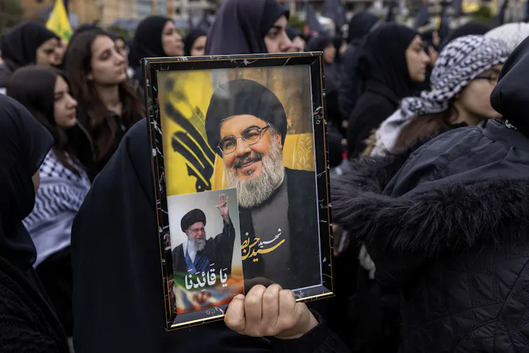 La acción israelí en el Líbano corre el riesgo de repetir errores históricos y torpedear un momento histórico para el diálogo. 1 Una mujer sostiene una fotografía de un hombre con barba.