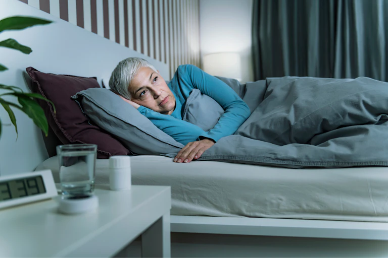 Una mujer en la cama con los ojos abiertos