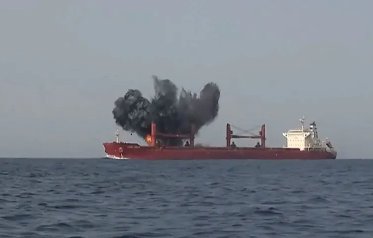 Los ataques contra instalaciones energéticas han convertido la guerra de Irán en el peor escenario para los Estados del Golfo. 1 Una explosión golpea un barco comercial.