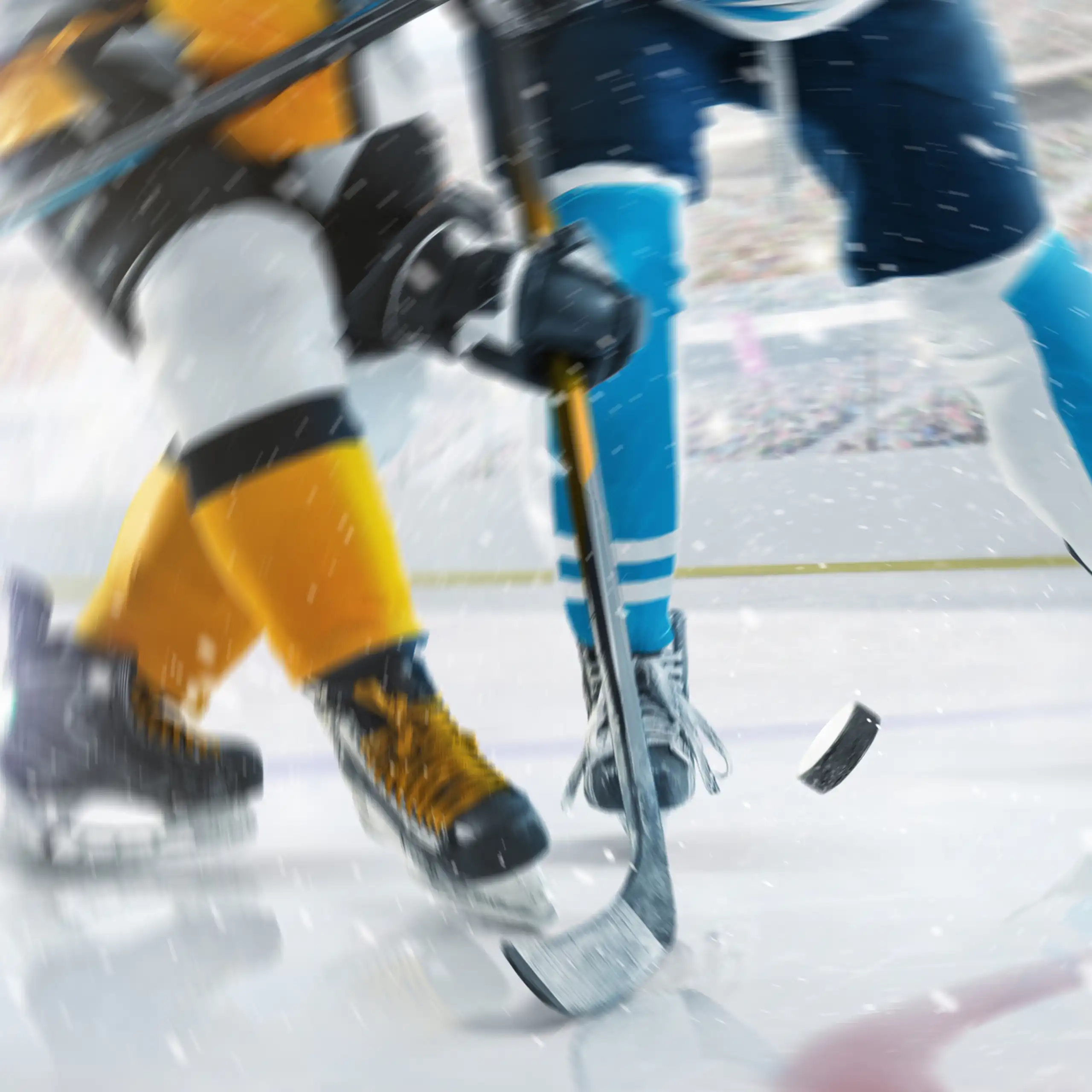 Dois jogadores de hóquei sobre o gelo disputam controle do disco