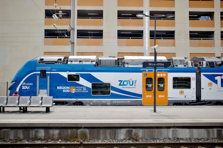 Vue d'une locomotive de TER en gare de Nice.