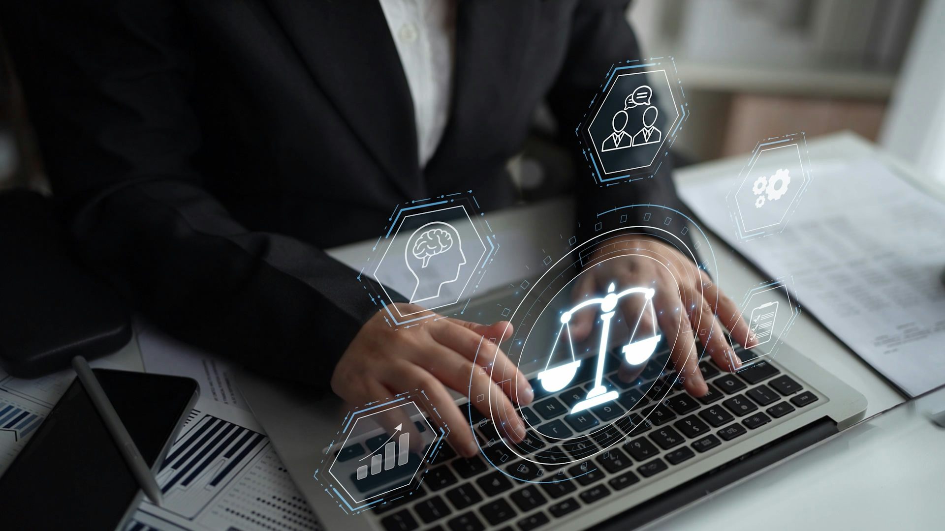 Gros plan de mains sur un clavier.