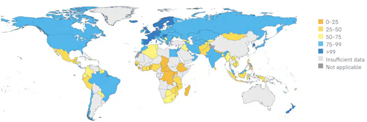 Un mapa que muestra en color el porcentaje de la población de los países que tienen acceso al agua potable