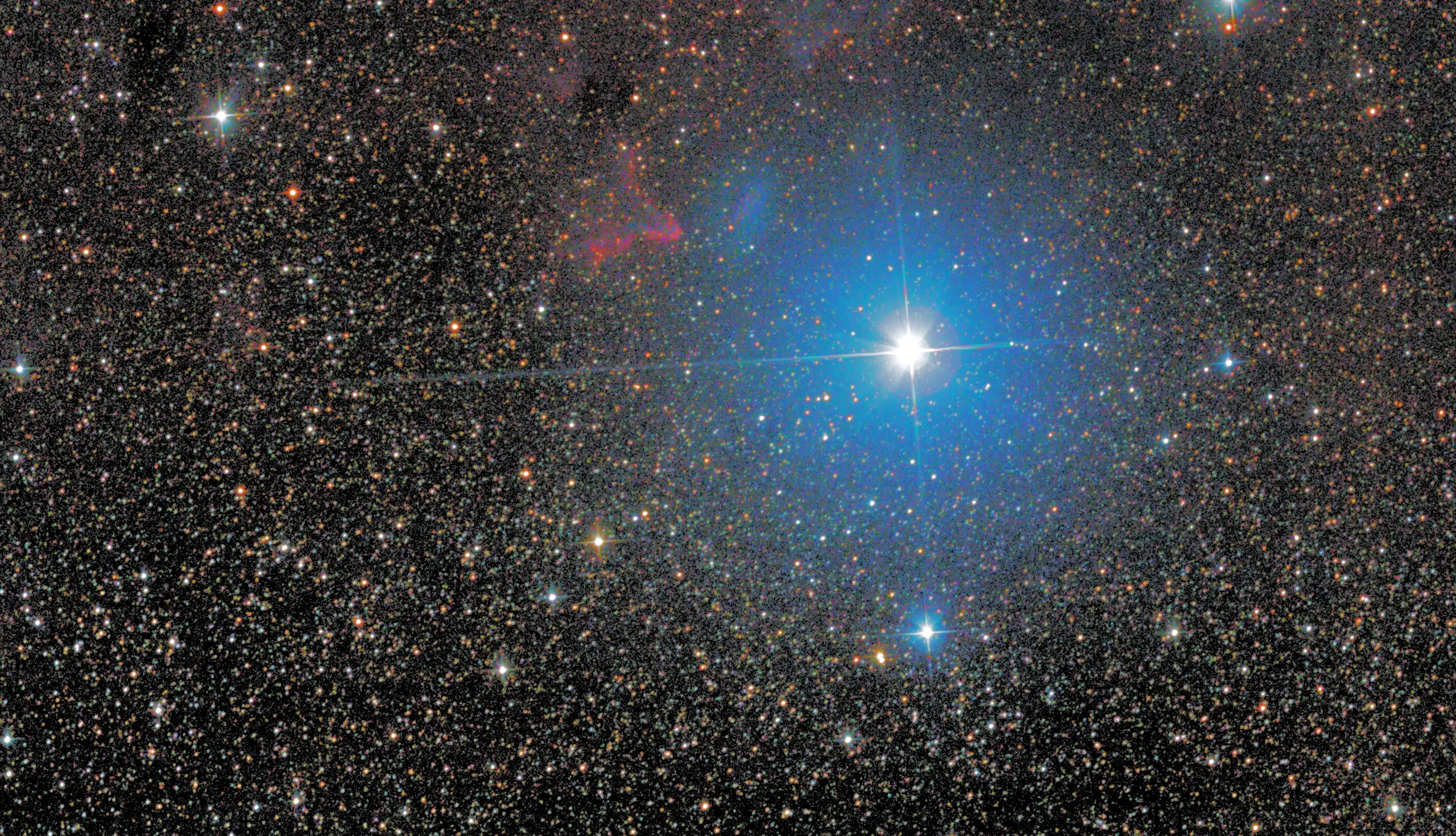 L'étoile Gamma Cassiopée brille fortement dans le ciel au milieu de nombreuses autres.