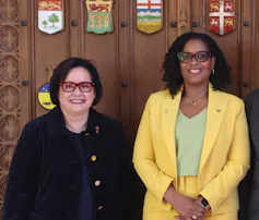 La crisis de los jóvenes que envejecen sin atención es la razón por la que Canadá necesita un Comisionado para la Infancia y la Juventud 1 Dos mujeres vestidas de negocios posan para una fotografía.