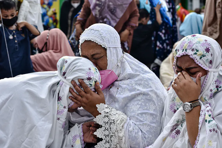 Mereka yang berduka kadang berpura-pura tersenyum dan bahagia, seolah dapat melanjutkan hidup.