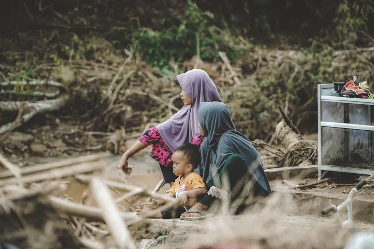 Tidak perlu memaksa seseorang yang berduka untuk terlibat dalam perayaan, berikan ruang bagi duka mereka.