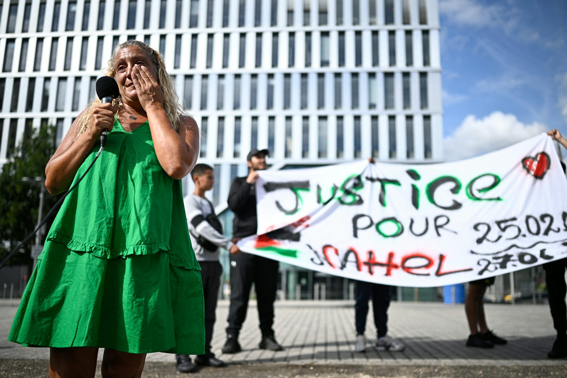 Mounia, la mère de Nahel, s'exprime lors d'un rassemblement marquant le deuxième anniversaire de la mort de son fils.