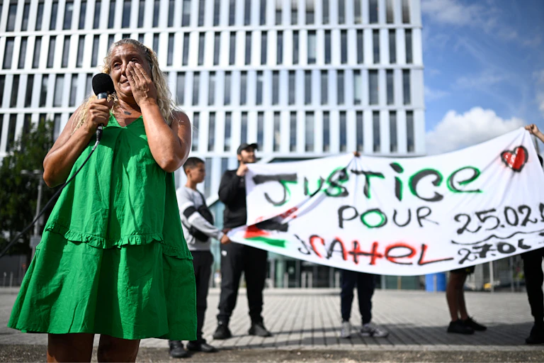 Mounia, la mère de Nahel, s'exprime lors d'un rassemblement marquant le deuxième anniversaire de la mort de son fils.