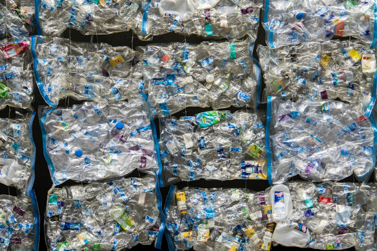vue aérienne de grands conteneurs remplis de bouteilles en plastique
