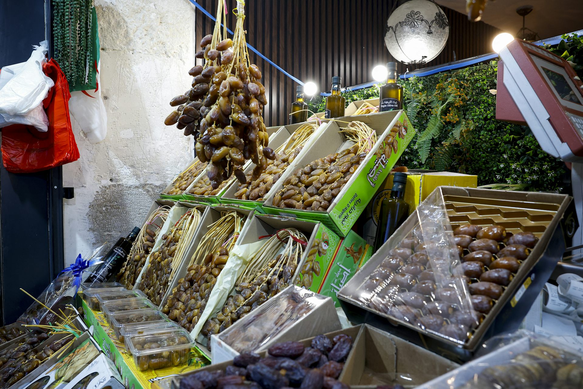 Dattes fraîches exposées sur l’étal d’une boutique.