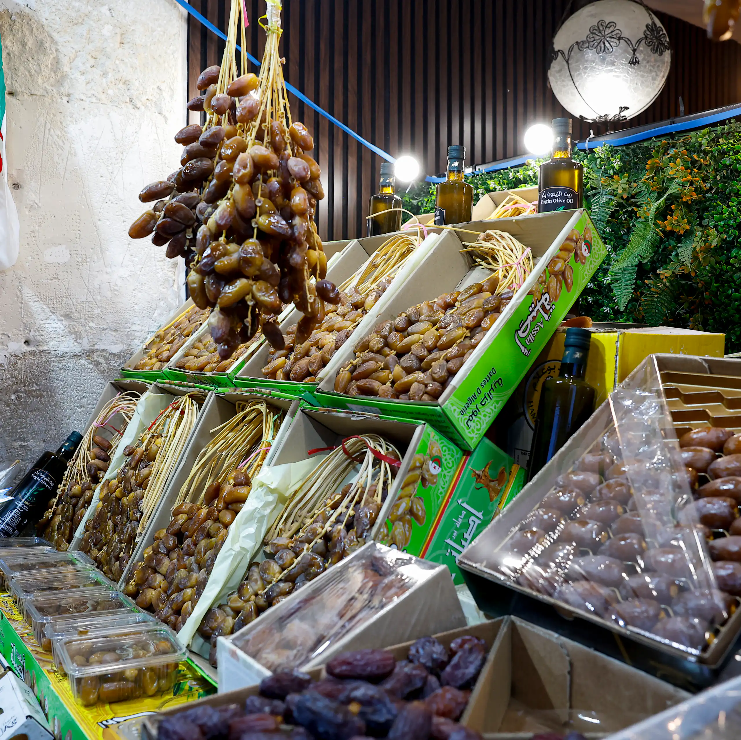 Dattes fraîches exposées sur l’étal d’une boutique.