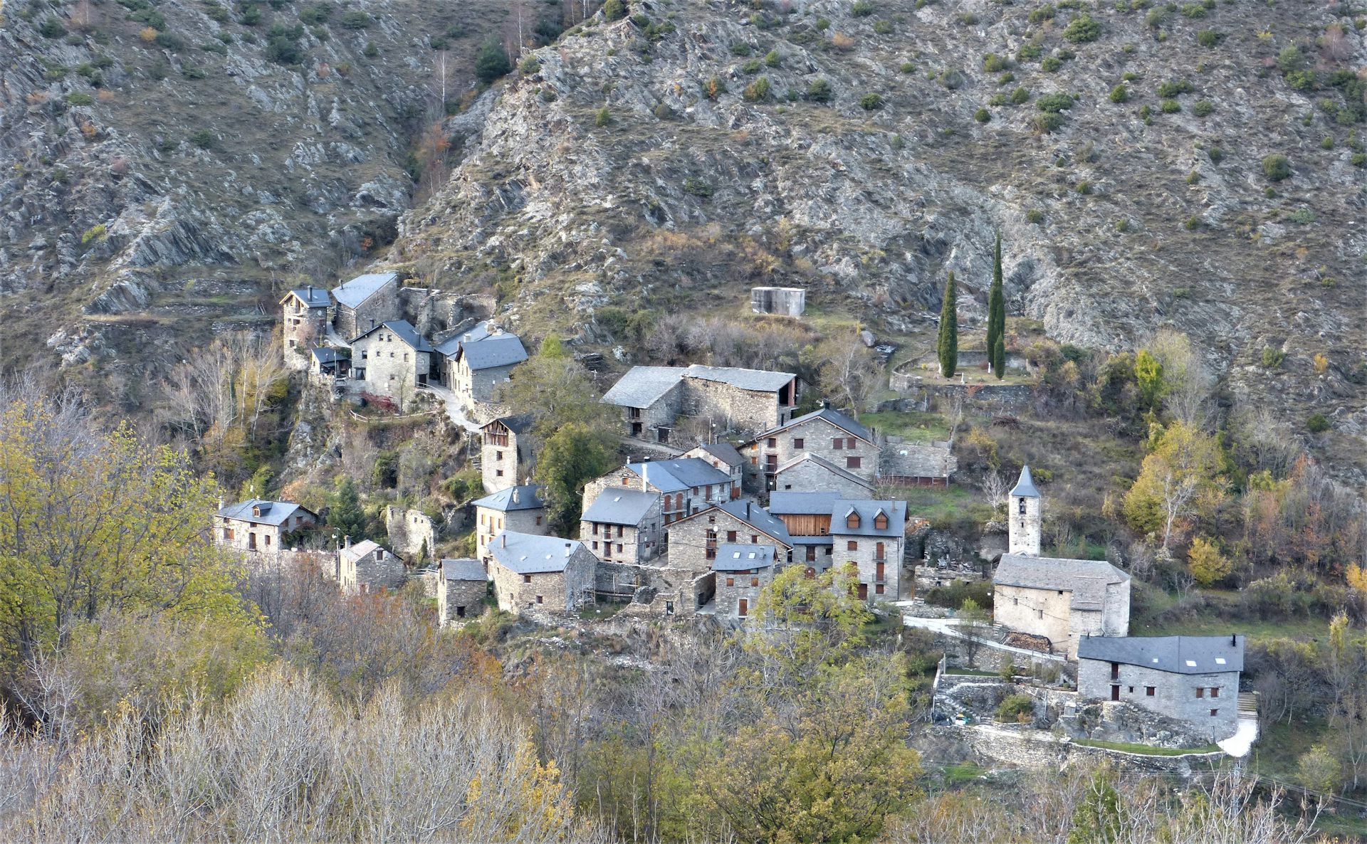 Un poble menut entre una muntanya.