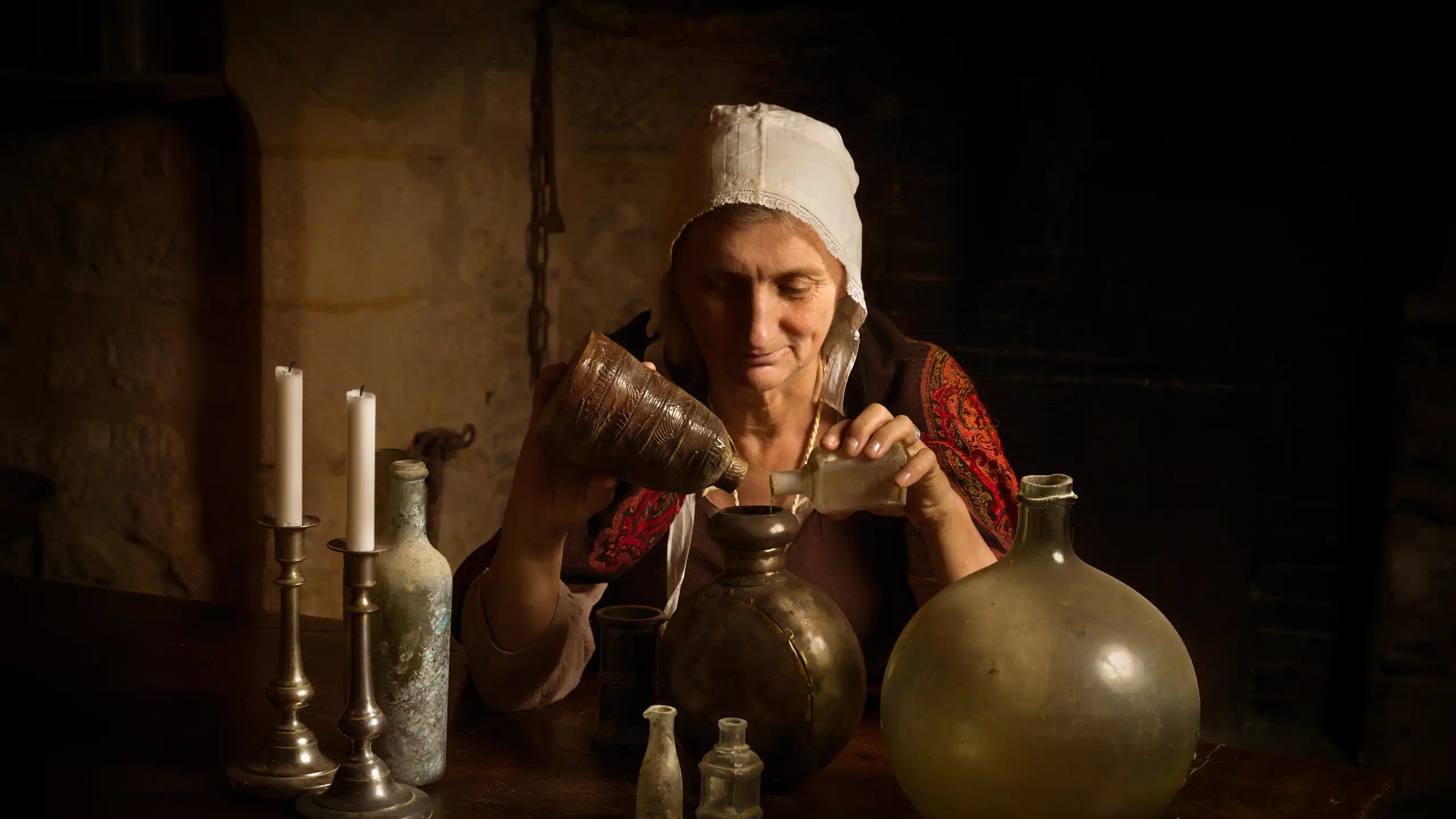 Recreación de una mujer medieval preparando ungüentos.