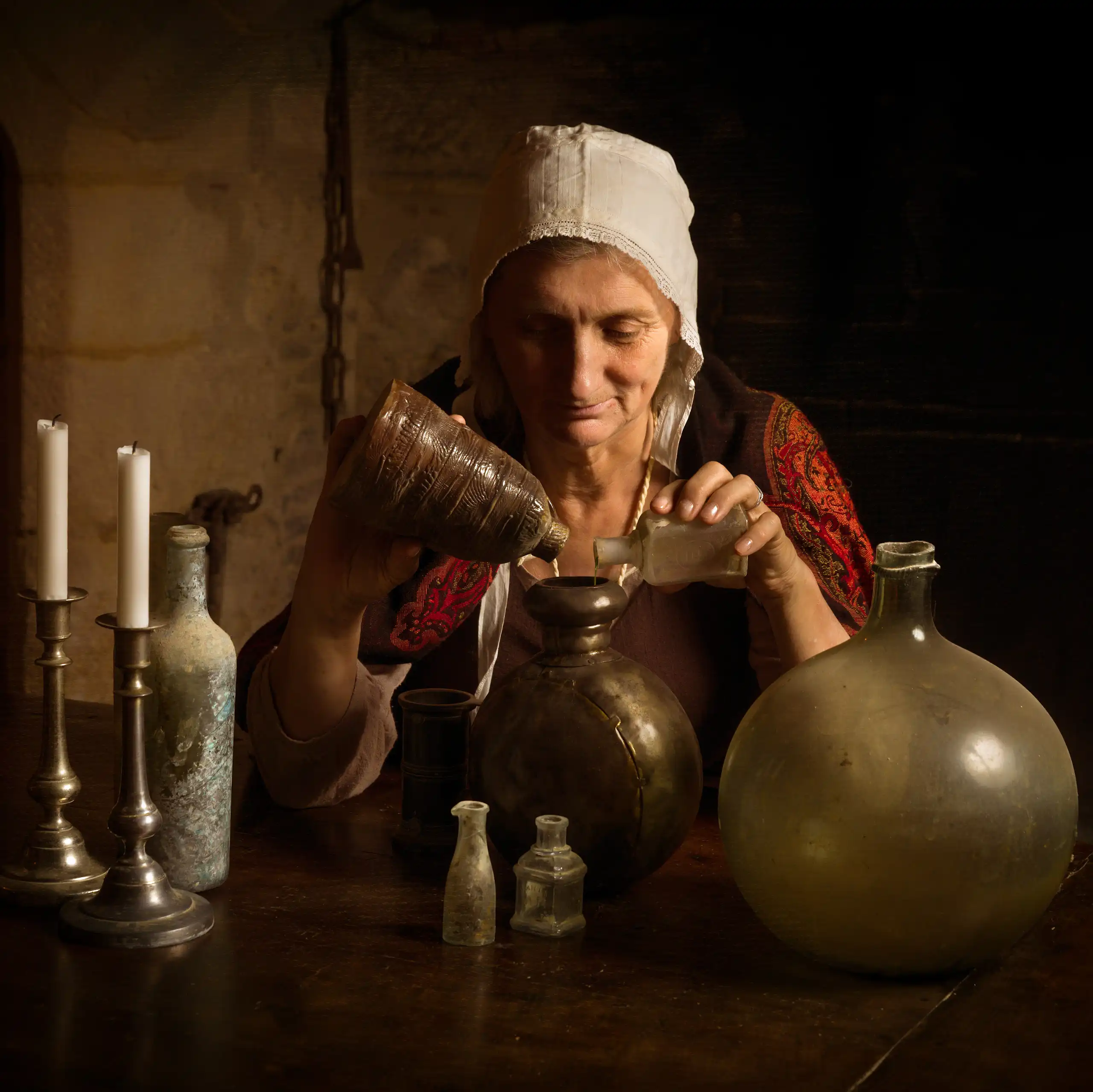 Recreación de una mujer medieval preparando ungüentos.