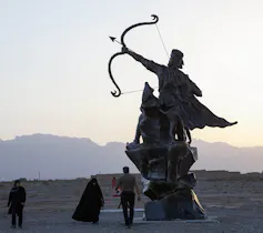 Las dos almas de Irán: entre el Islam y la memoria sasánida 1 Estatua de Arash Sagitario en Irán.