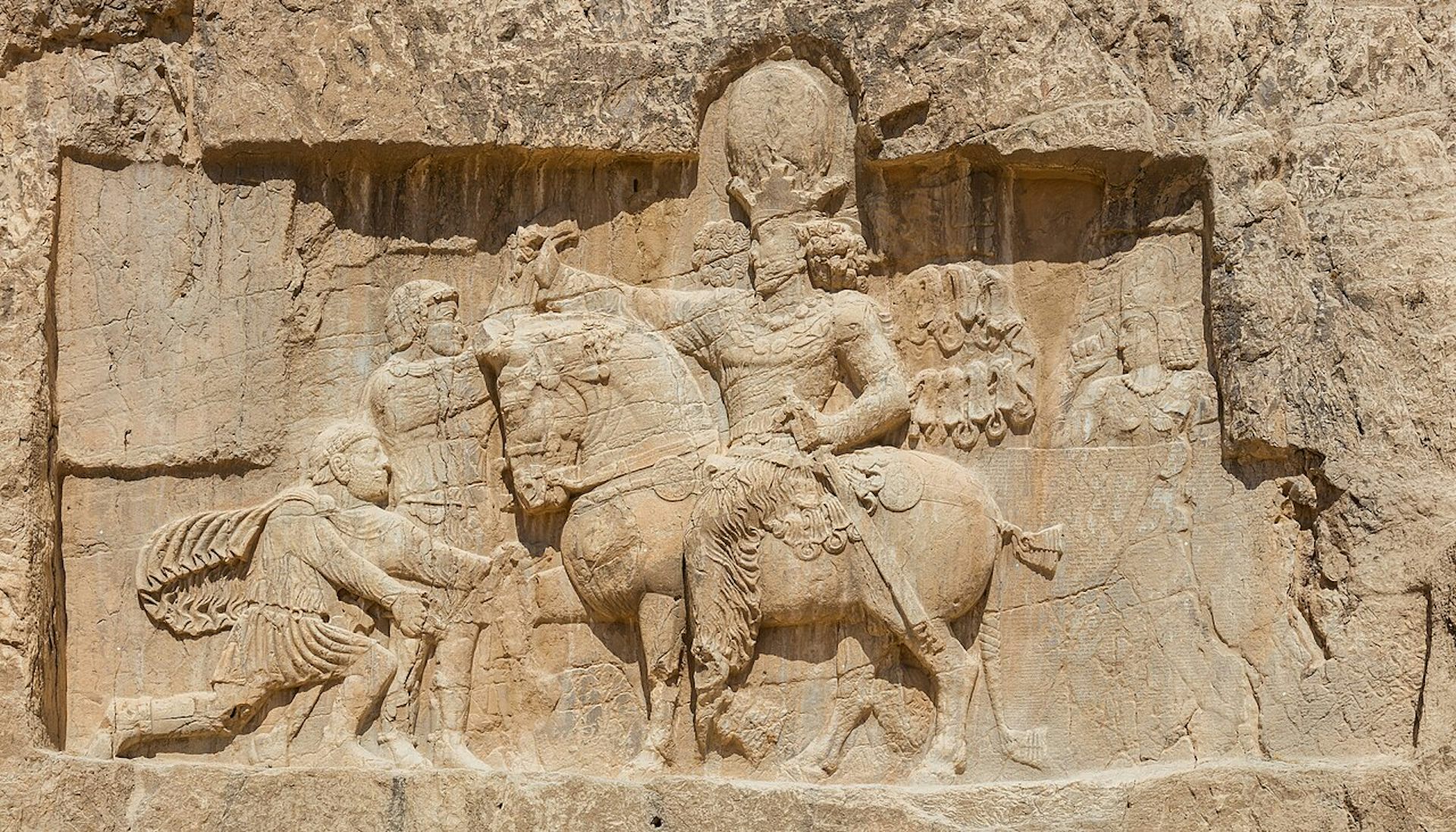 Relieve en Naksh-e Rostam ubicado en Persépolis, Irán. Esta talla representa la famosa escena en la que el emperador romano Valeriano se arrodilla ante Sapur I y pide misericordia.