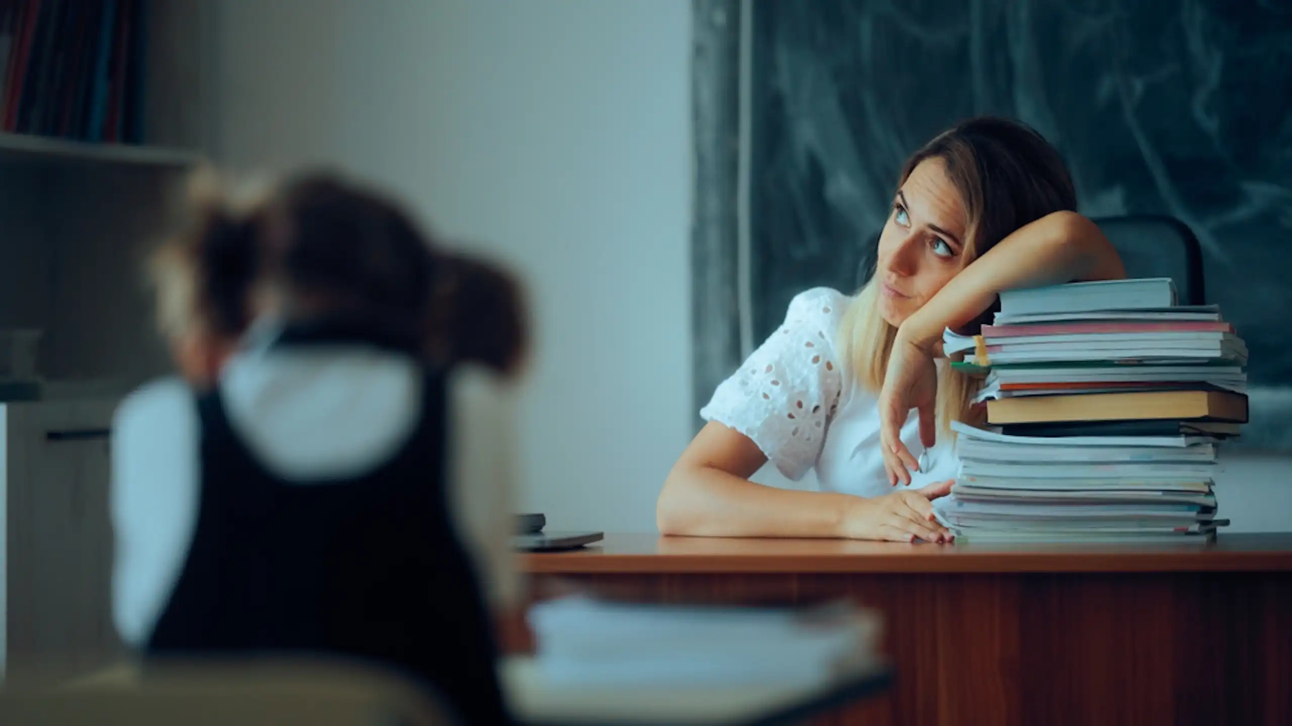 Une enseignante fatiguée devant une classe.