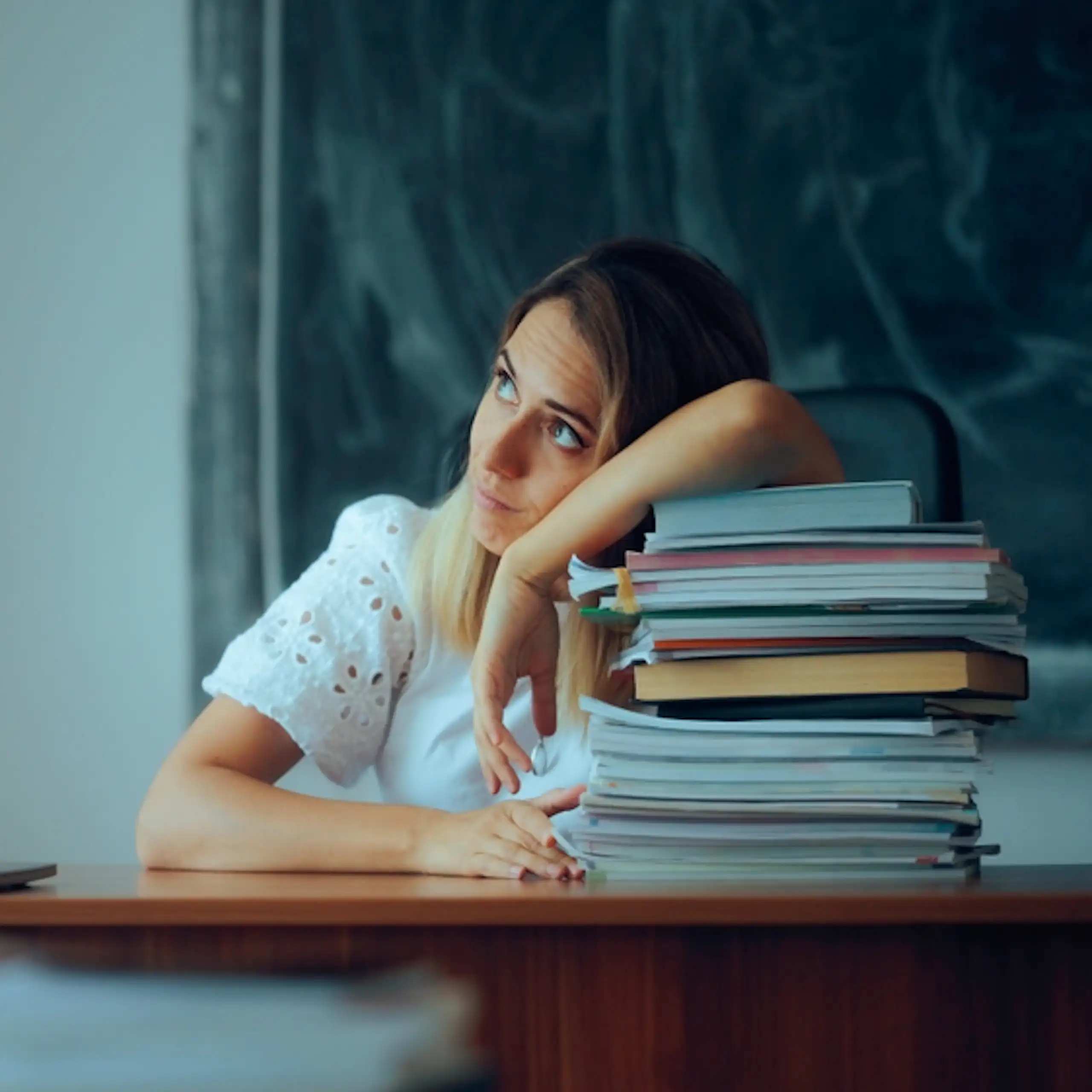 Une enseignante fatiguée devant une classe.