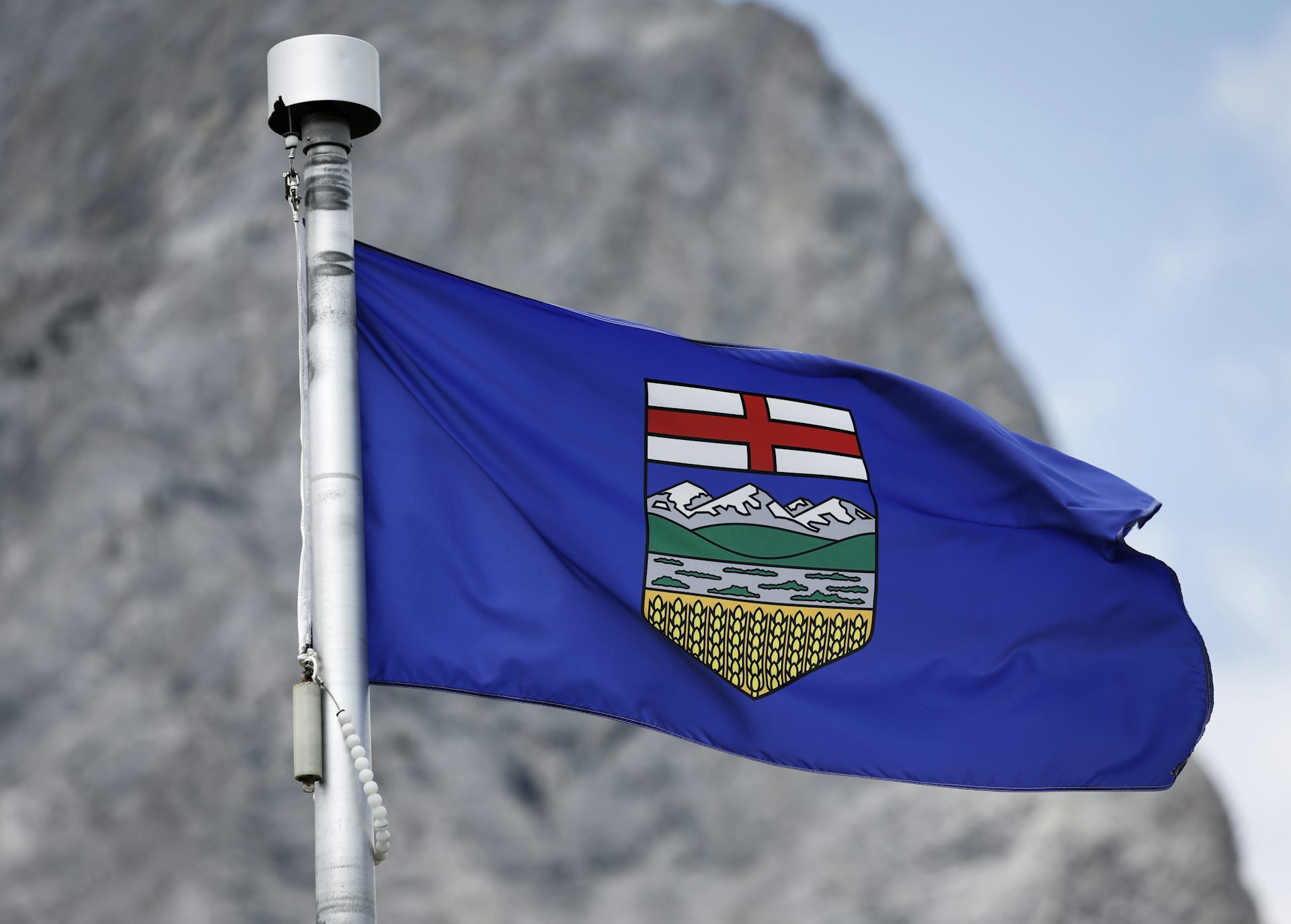 Un drapeau de l’Alberta flotte au vent 