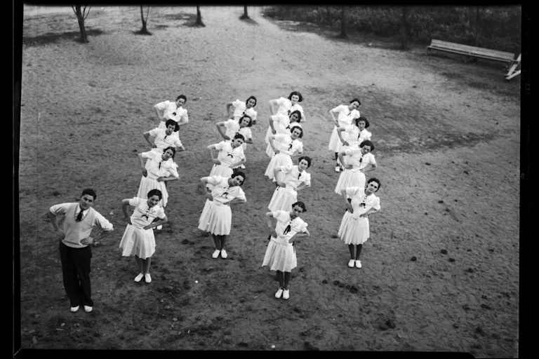 Un groupe d'étudiantes pratiquant de l'activité physique
