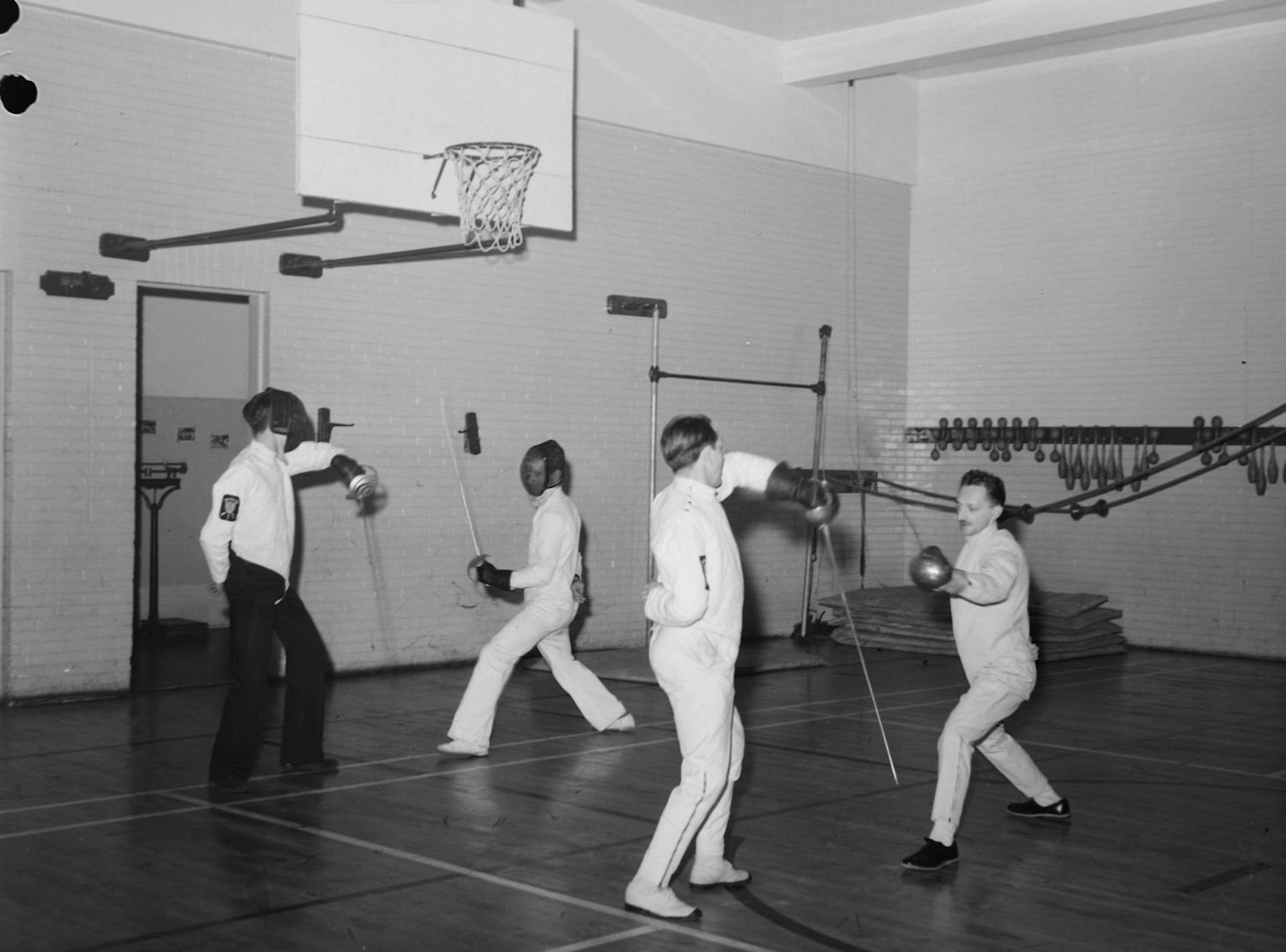 Quatre escrimeurs maniant l’épée