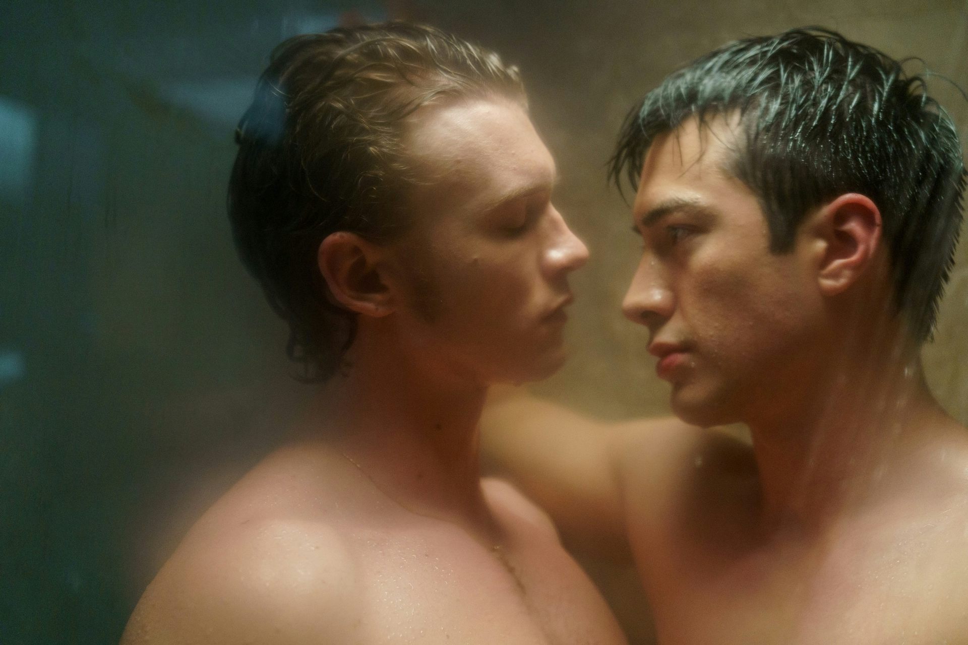 Deux hommes se regardent