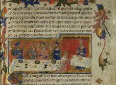 Fragmento del _Llibre dels fets_. Parte del folio 27, anverso, del manuscrito H (Monestir de Poblet), datado en 1343. La escena reproduce la 'cena de Tarragona' de Jaume I con sus caballeros, durante la que se decidió la invasión de Mallorca.