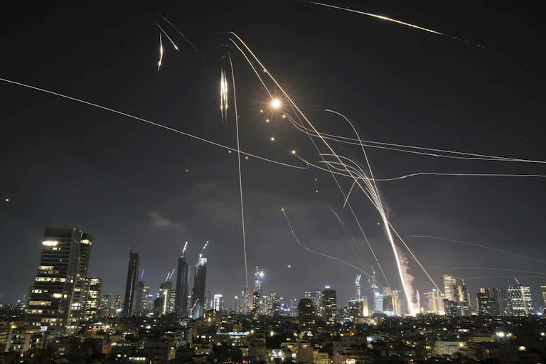 Des missiles du Dôme de fer interceptent des vecteurs ennemis