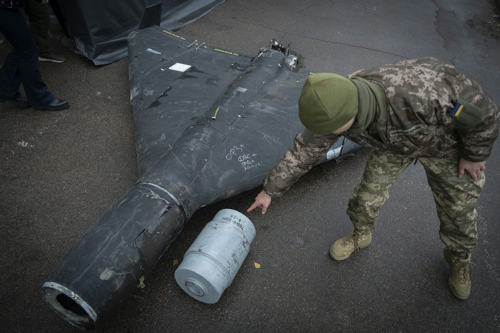 Un soldat ukrainien analyse un drone Shahed russe