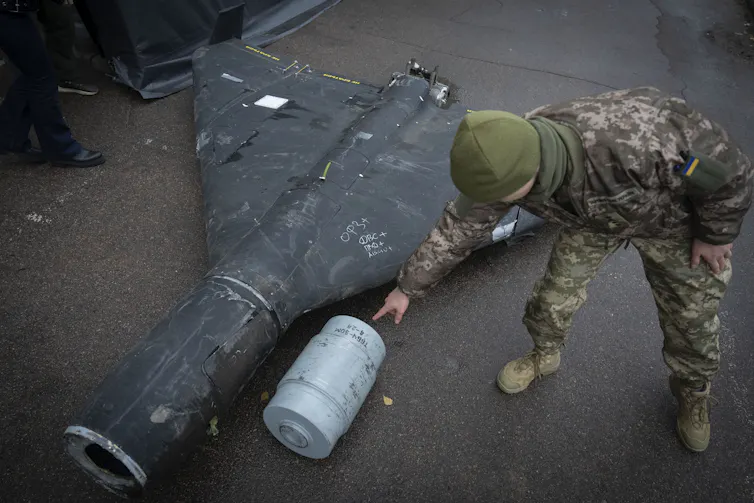 Un soldat ukrainien analyse un drone Shahed russe